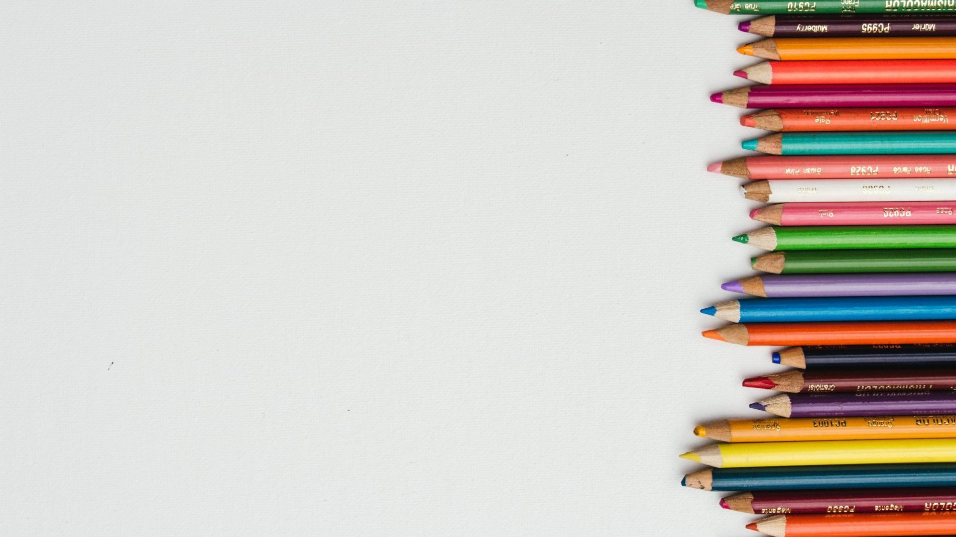 Buntstifte in Farbreihenfolge auf weißem Hintergrund