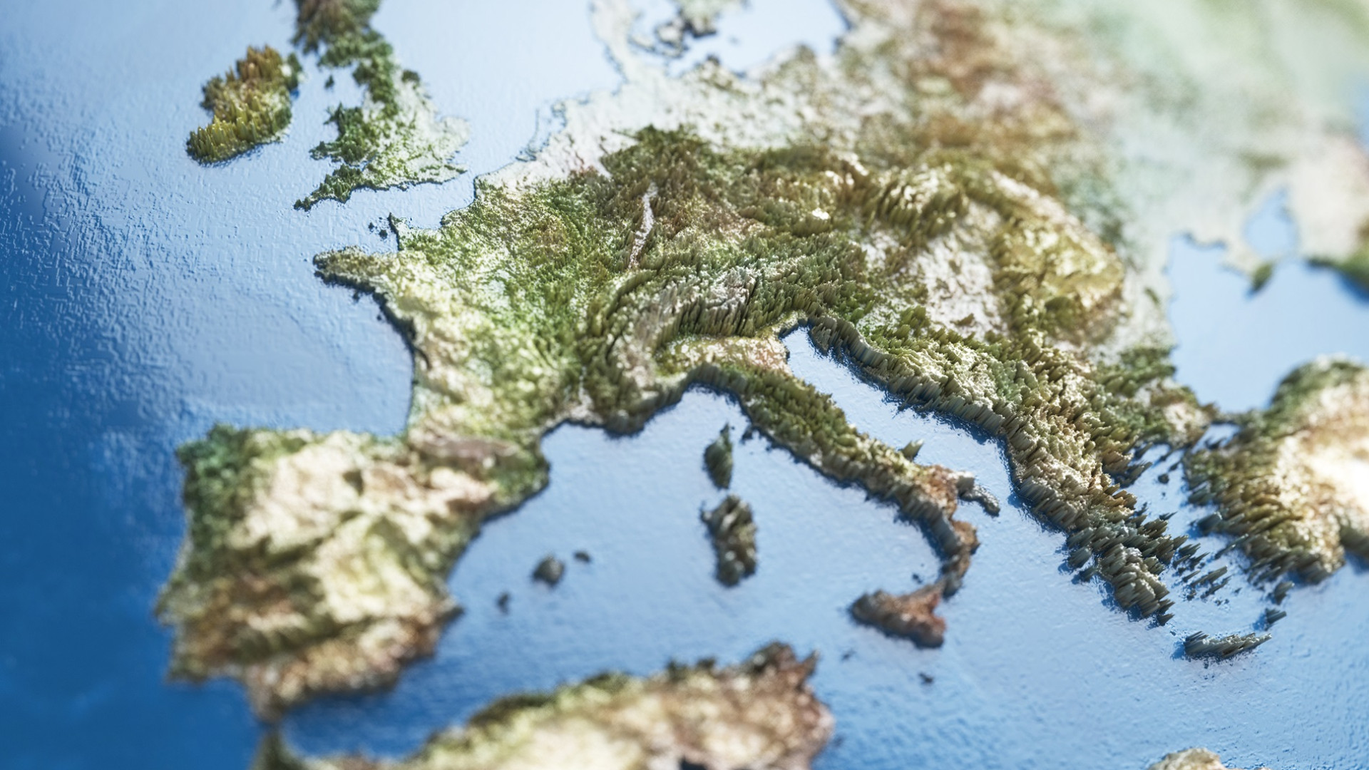 Die Aufnahme zeigt ein detailreiches, topografisches Modell von Europa aus der Vogelperspektive.