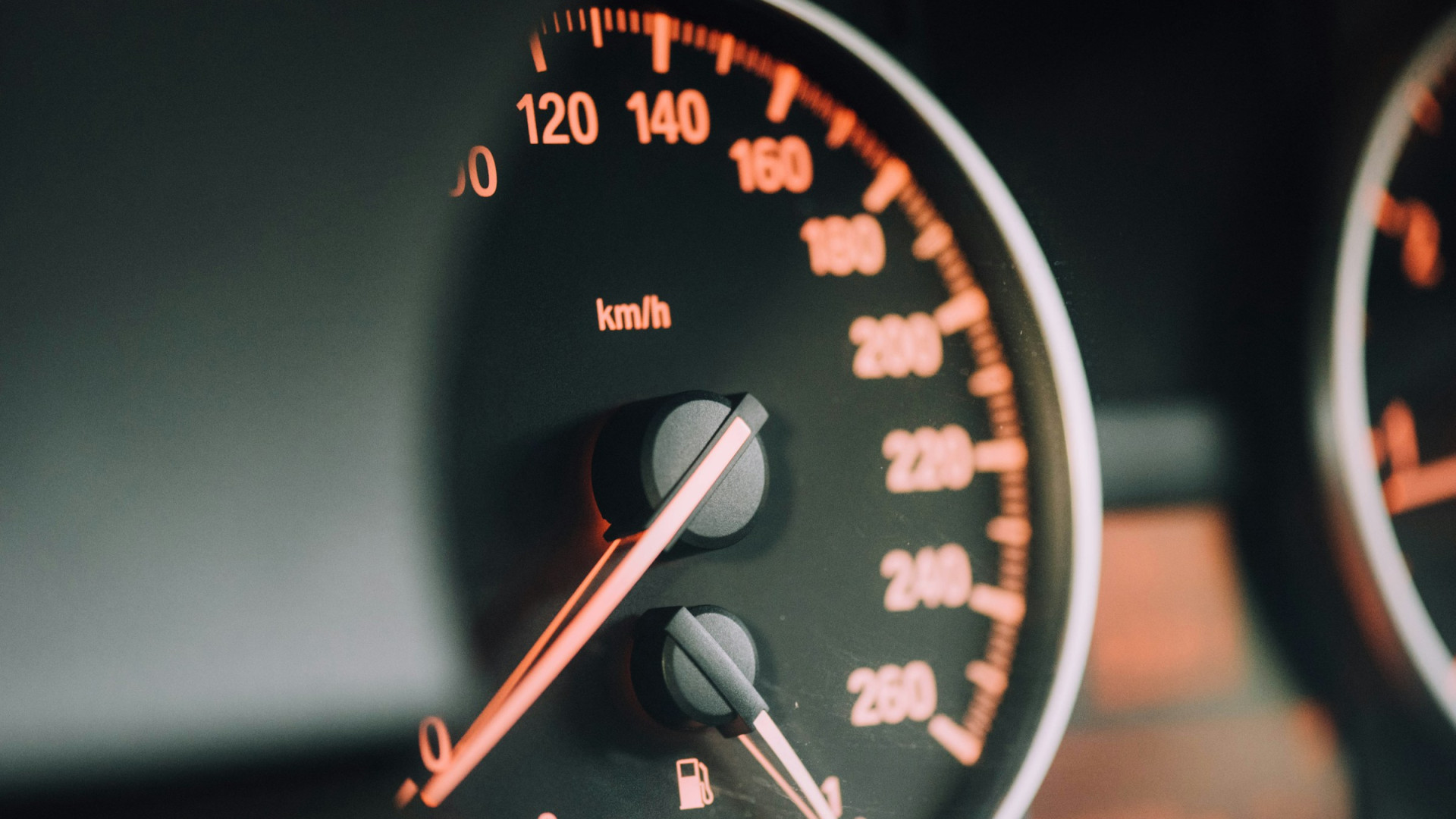 Nahaufnahme einer Geschwindigkeitsanzeige im Auto
