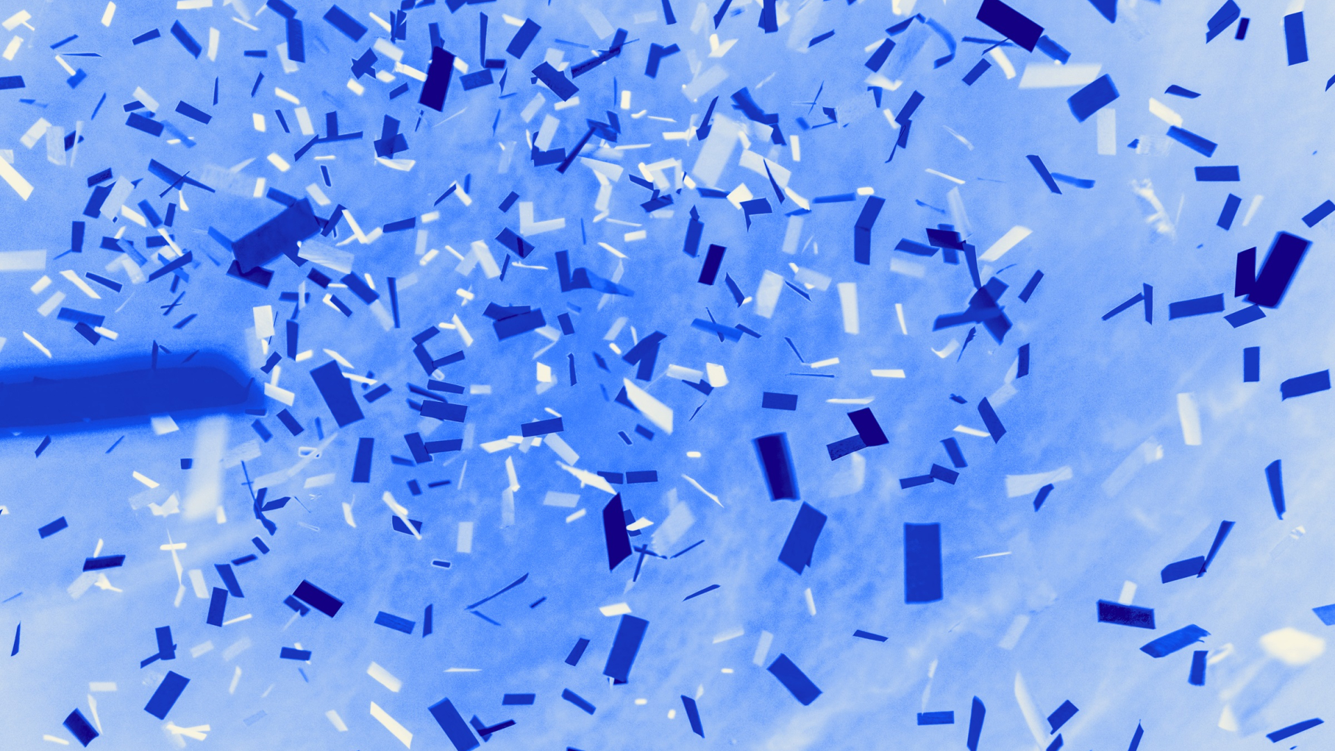 Blau-weiße Konfettistreifen fliegen in großer Zahl durch einen hellblauen Hintergrund.