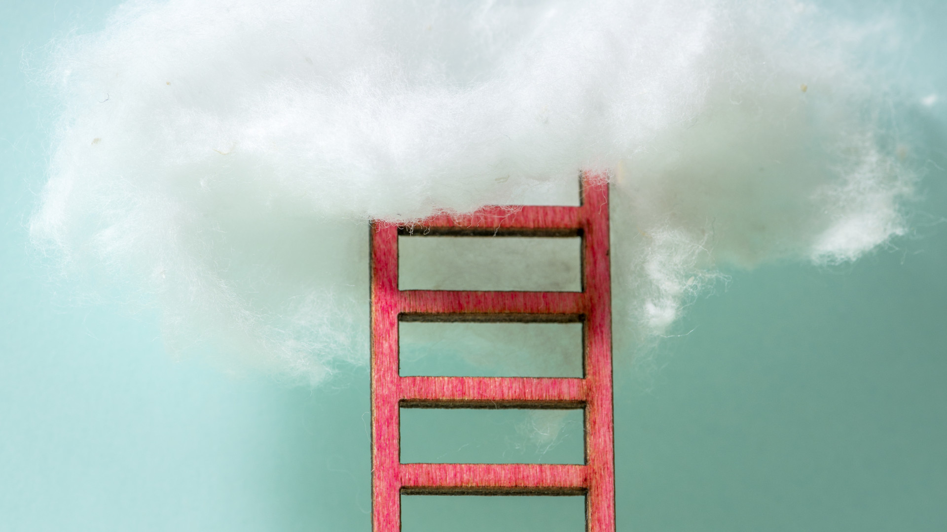 Rote Leiter führt in eine künstliche Wolke