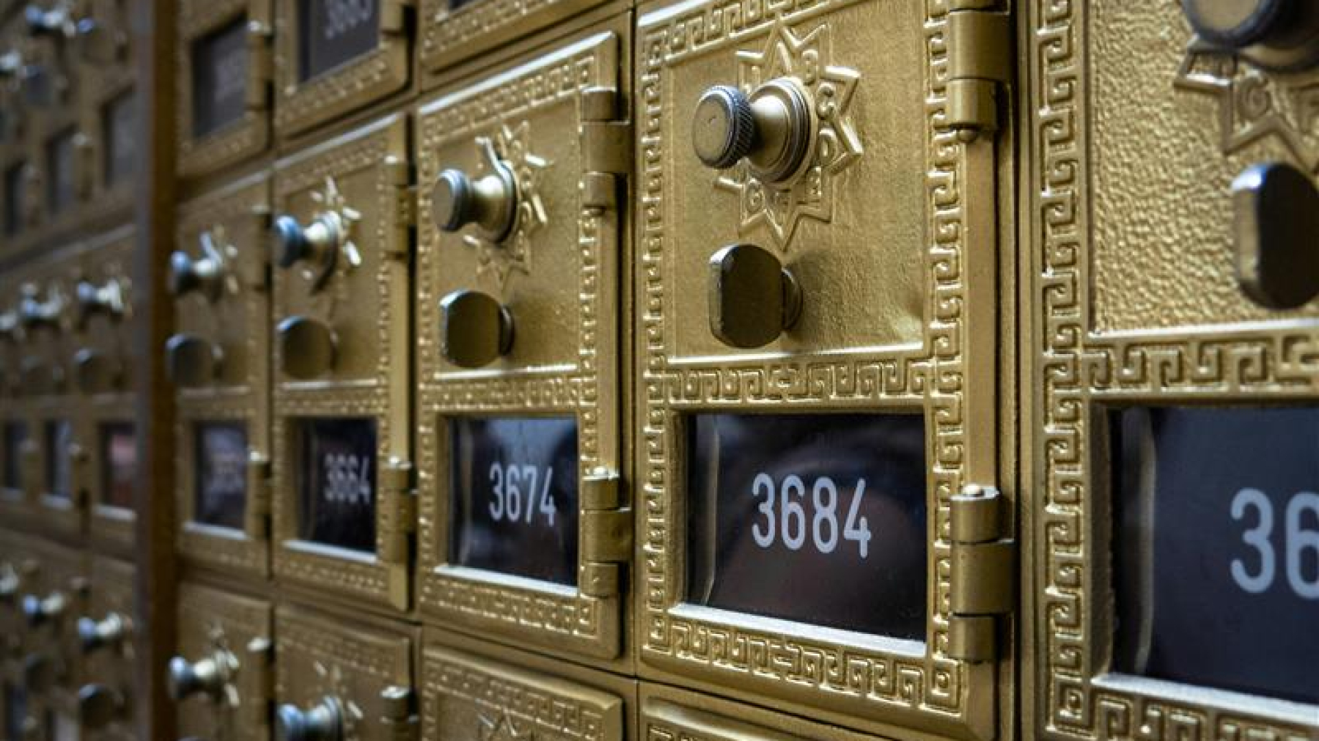 Viele kleine Bankschließfächer nebeneinander