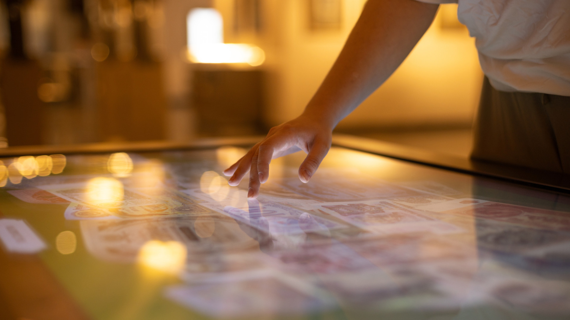 Person an einem aktiven großem Tablet-Tisch