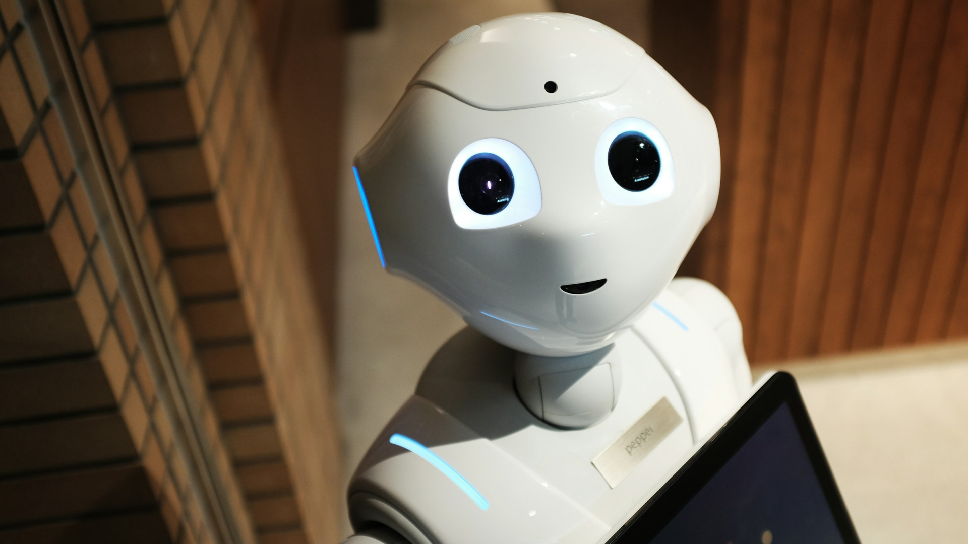 Humanoider Roboter mit Bildschirm im Innenraum