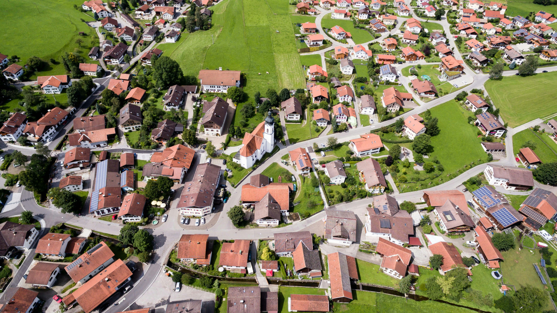 Eine Stadt mit Häusern und Landfläche aus der Vogelperspektive