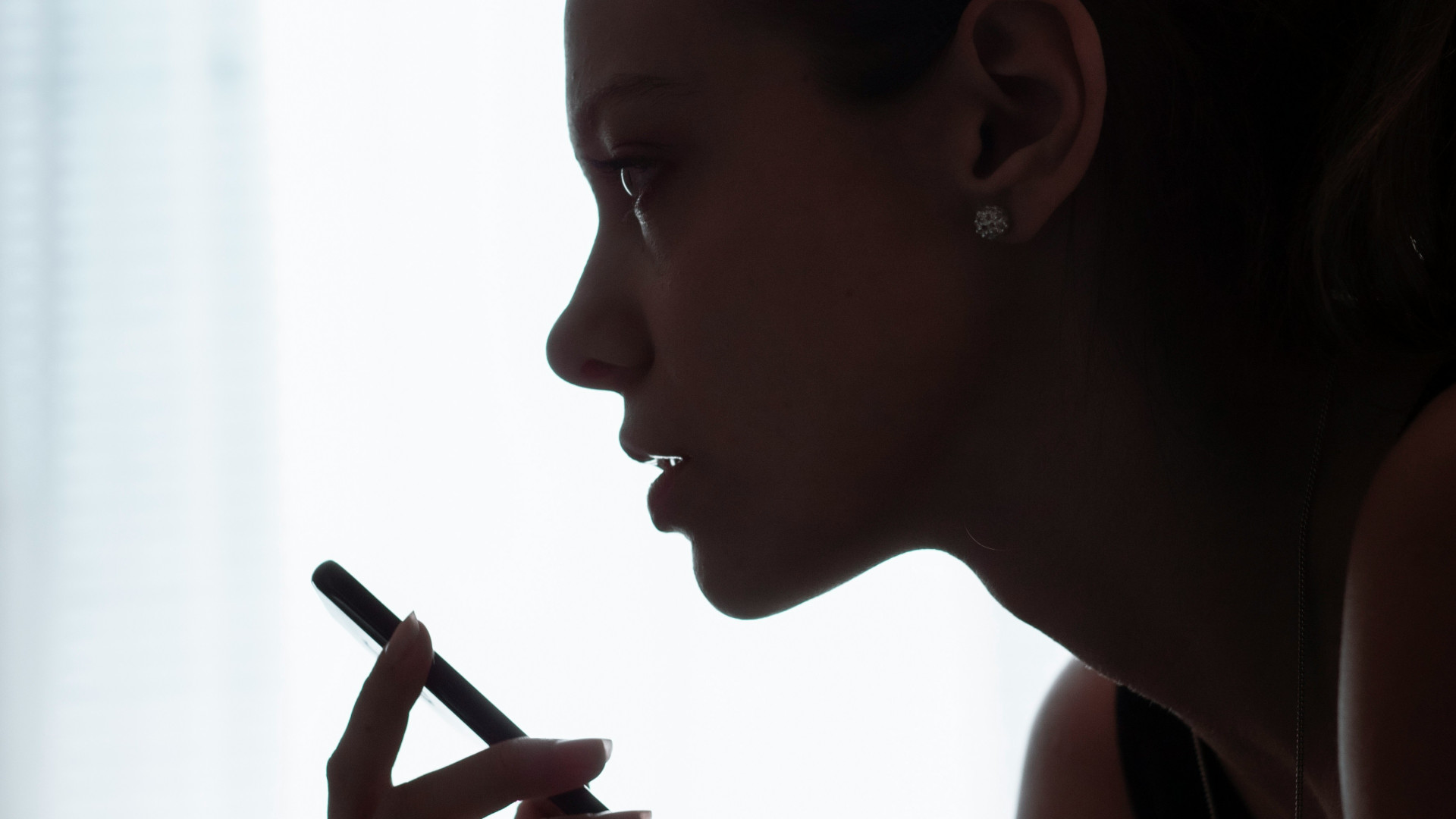 Frau spricht mit KI-Sprachassistent