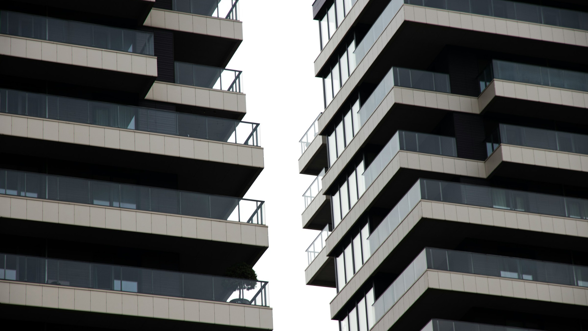 Moderne Wohnhochhäuser mit versetzten Balkonen