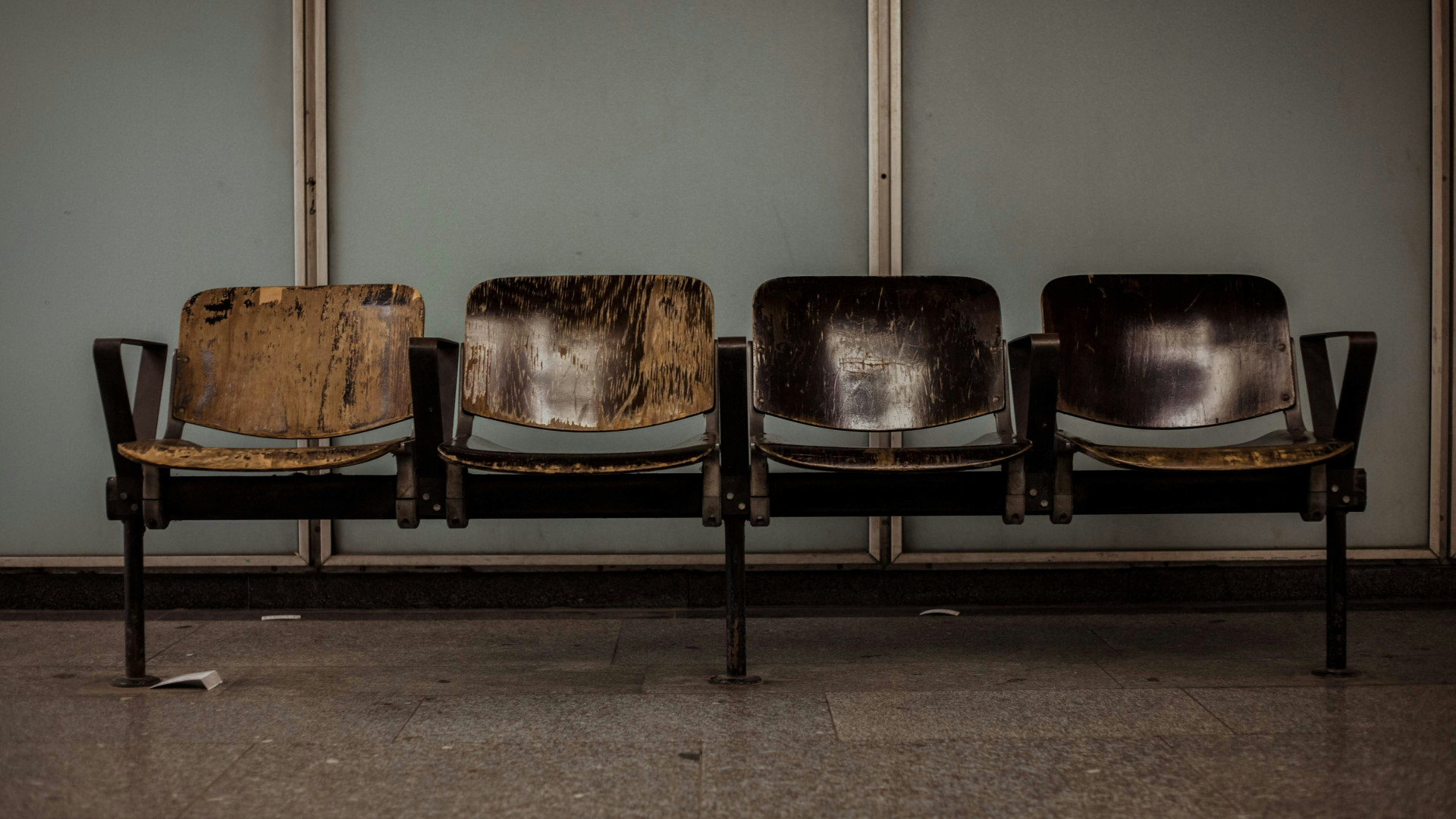 Eine Holzbank als Illustration für das Warten auf dem Amt.