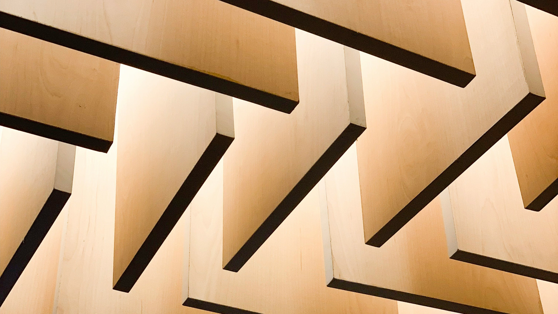 Holzbretter in symmetrischer Anordnung
