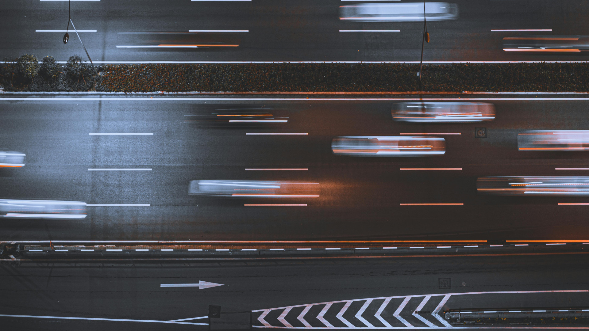 beleuchtete Straße bei Nacht