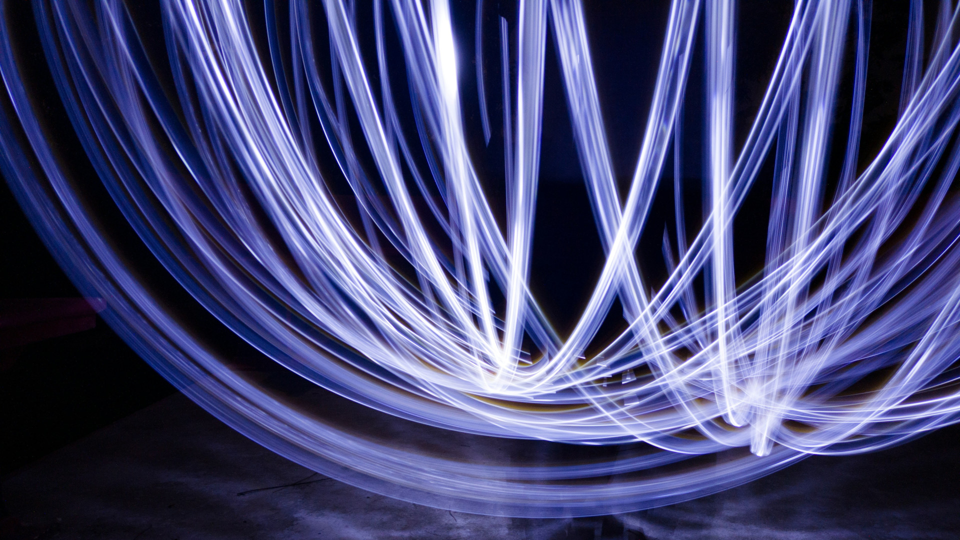 Viele Lichtschweife, die sich zu einem halben Ball formen. 