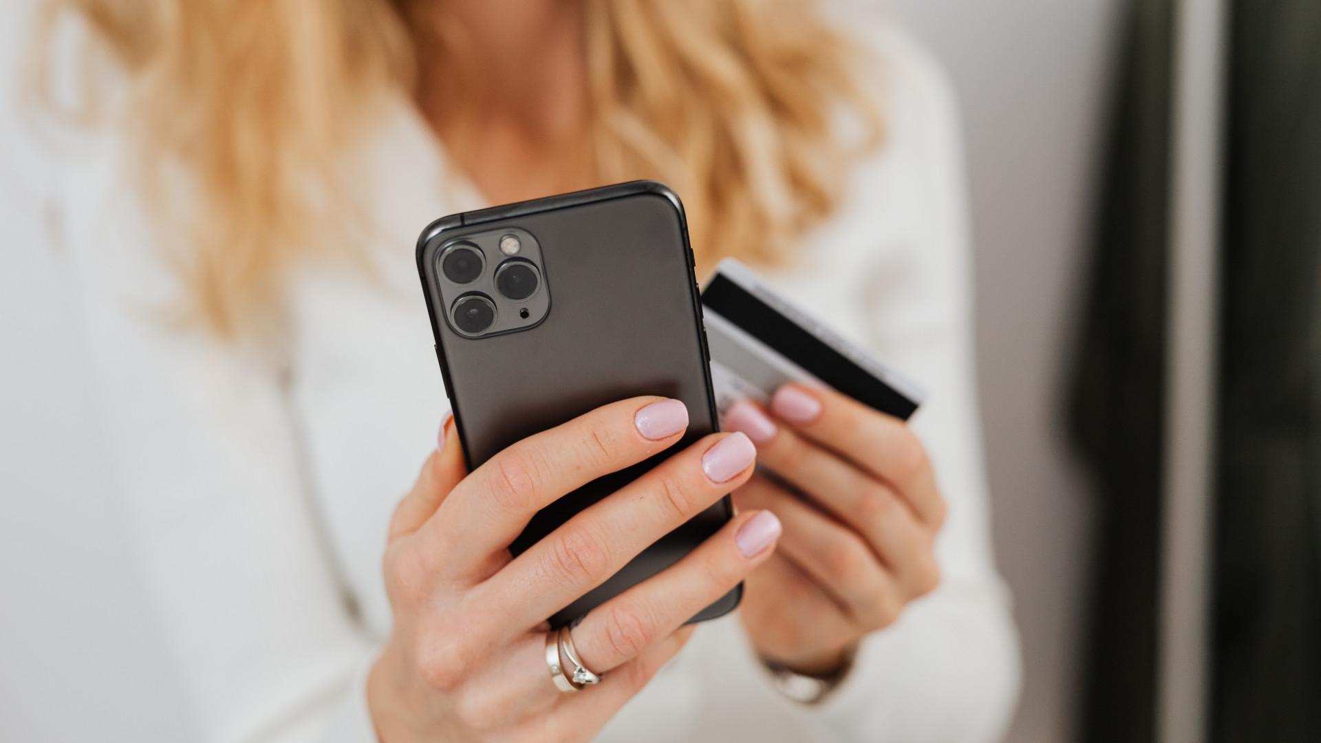 Frau mit Handy & Karte in der Hand
