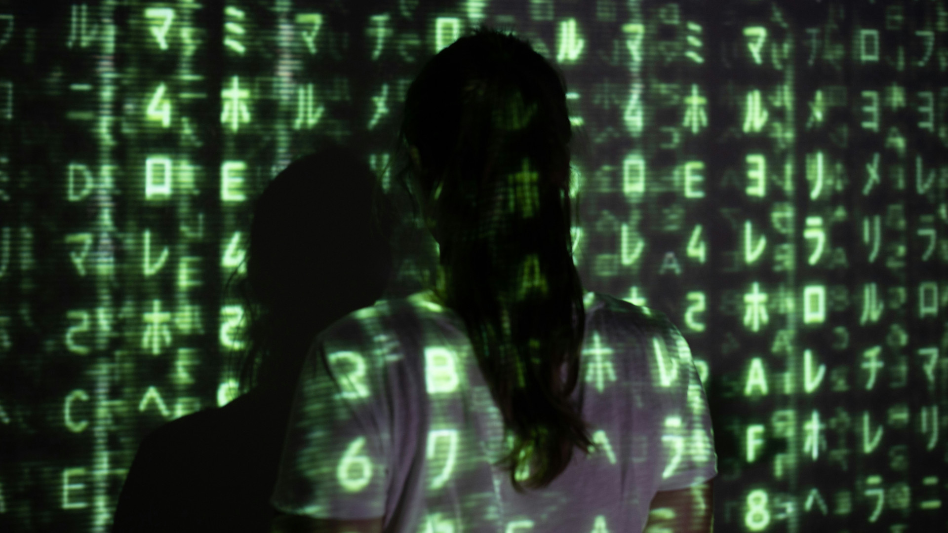Frau im Licht eines Zahlencodes
