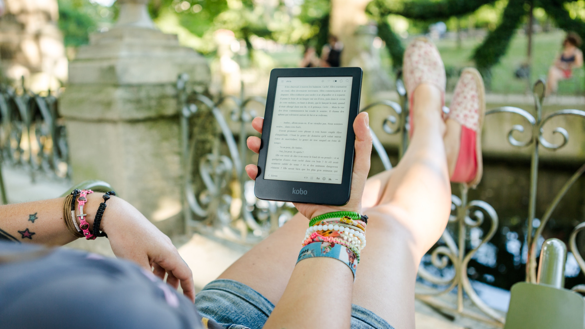 Person ließt E-Book in Hängematte