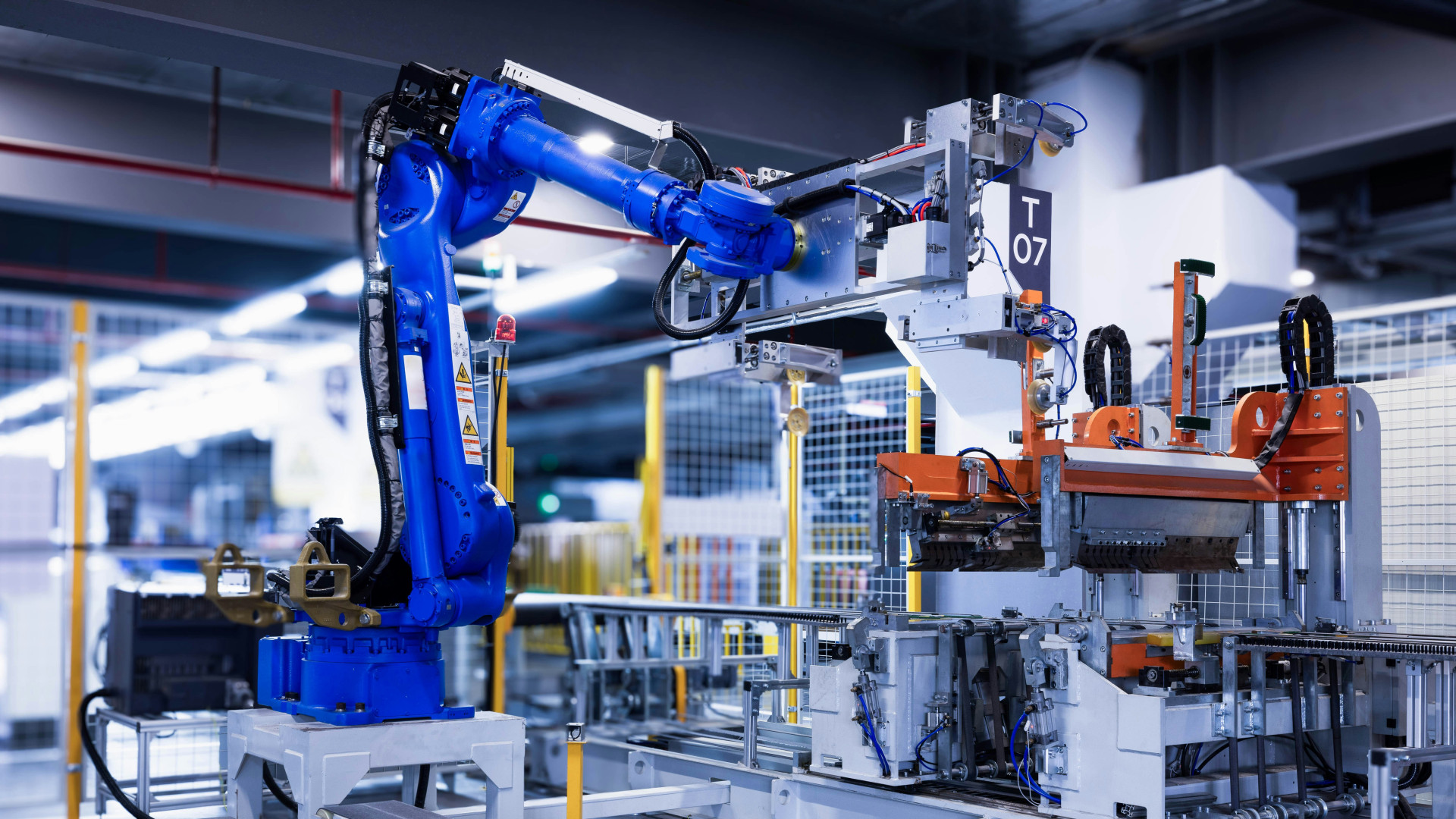 Roboterarm in Fabrik