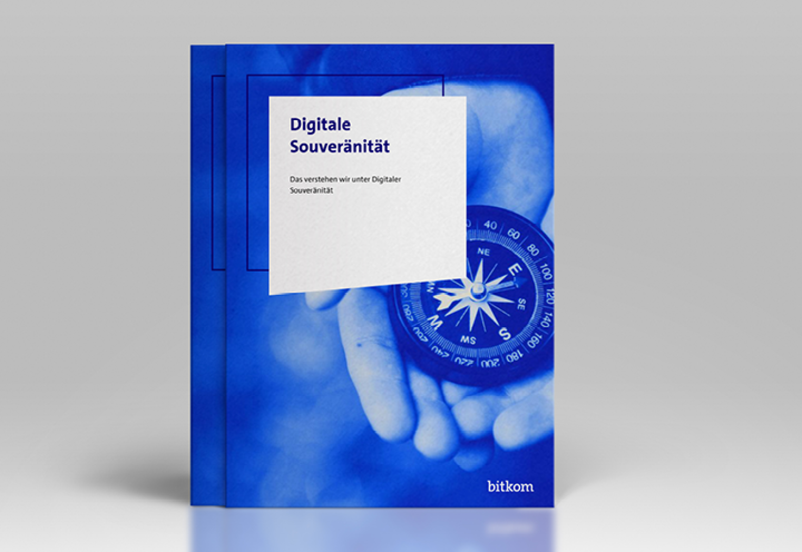 Cover des Studienberichts „Digitale Souveränität“ mit Kompass und bitkom-Logo. Hintergrund in Blautönen.