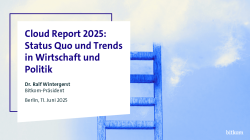 Leiter, die in eine fiktive Wolke führt: Titelbild der Bitkom-Pressekonferenz zum Cloud Report 2025