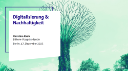 Teaserbild der Präsentation zur Bitkom-Pressekonferenz Nachhaltigkeit 2025, zeigt den Titel und im Hintergrund ein grün eingefärbtes Bild von einem Baum