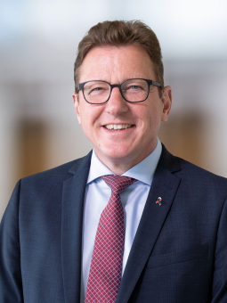 Portätfoto von Staatssekretär Stefan Sauer