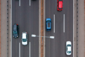 Aufnahme einer Straße mit Autos von oben