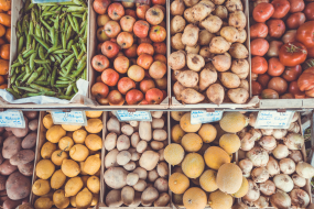 Handel_Themenbild Lebensmittel Obst & Gemüse Markstand