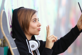 Themenbild Medienpolitik Frau schießt Selfie mit Handy