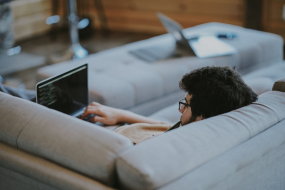 Themenbild_Arbeit_Home Office Couch