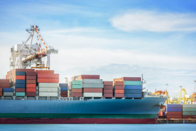 Logistikfrachter Schiff Kran Container