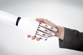Themenbild Politik Händeschütteln Roboter