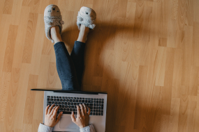 Titelbild Regulierung Frau mit Laptop auf Laminatboden