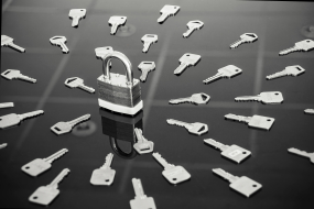 Themenbild Sicherheit mit Schloss und Schlüsseln