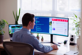 Mann vor dem Computer am arbeiten