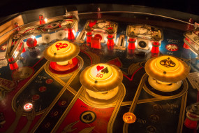 Nahaufnahme eines Flippers / Spielautomat 