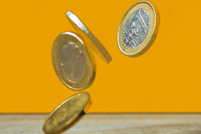 vier fliegende Euro Münzen