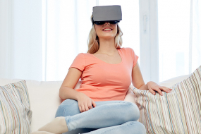 Frau mit VR Brille auf Couch