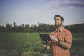 Bauer auf dem Feld mit Ipad