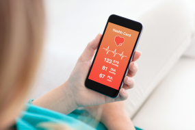 Smartphone das gesundheitsdaten anzeigt