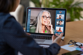 Ältere Frau beim Videochatten