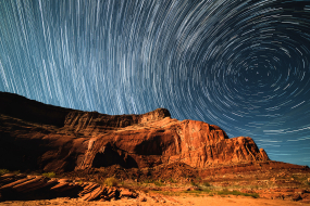 Universum über roten Felsen