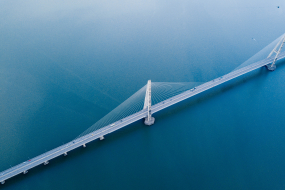 Befahrene Brücke über großem Fluss