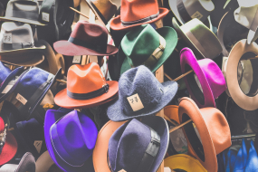Verschiedene bunte Hüte auf einem Hutständer