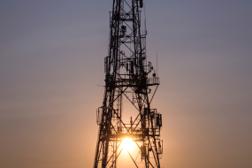 Funkmast gegen die Sonne fotografiert