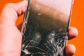 Smartphone mit kaputtem Display