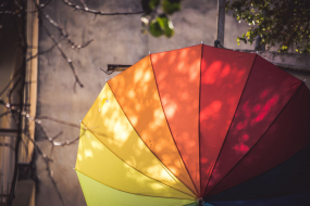 regenbogenfarbiger Regenschirm