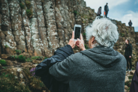 Ältere Frau, die Foto mit Smartphone macht