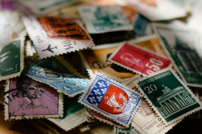 ein Haufen Briefmarken