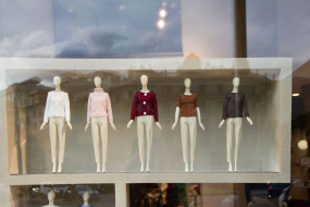 Schaufenster mit Mode in Barcelona