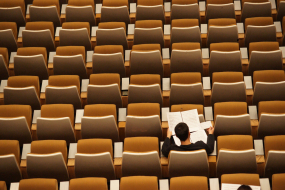 Mann lernt in Sitzreihen in der Universität