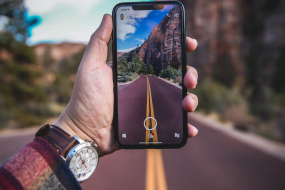 Smartphone mit offener Foto-App vor Straße
