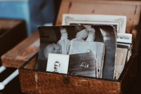 alte Kiste mit analogen Fotos